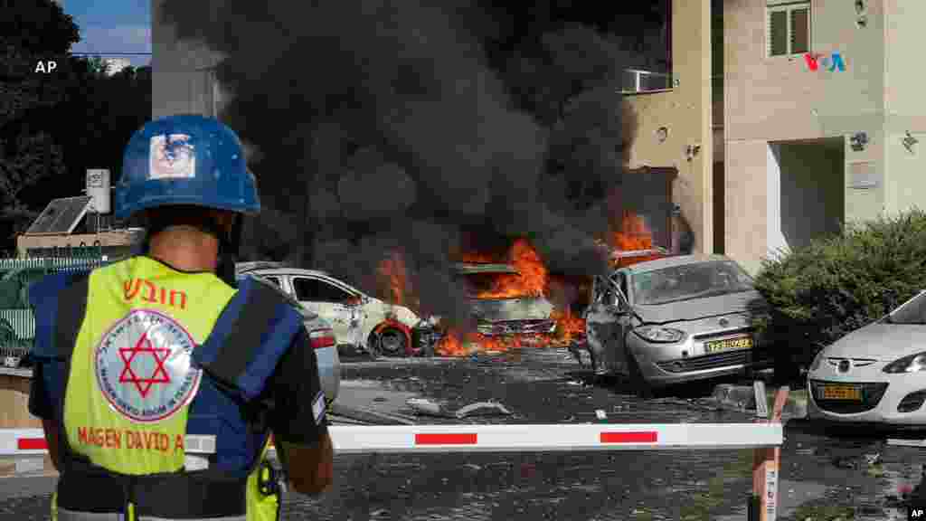 El fuego consumió varios automóviles en Ashkelon, Israel, mientras las autoridades custodian la zona y contribuyen a las labores de evacuación. &nbsp;