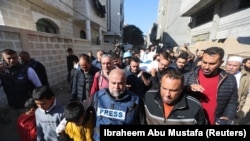 El periodista de Al Jazeera, Wael Al-Dahdouh, asiste al funeral de su hijo, el periodista palestino Hamza Al-Dahdouh, después de que Hamza fuera asesinado en un ataque israelí, en Rafah, en el sur de la Franja de Gaza, el 7 de enero de 2024.