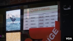 Pantalla muestra los tipos de cambio de divisas. [Foto: Gonzalo Bañez Villar]