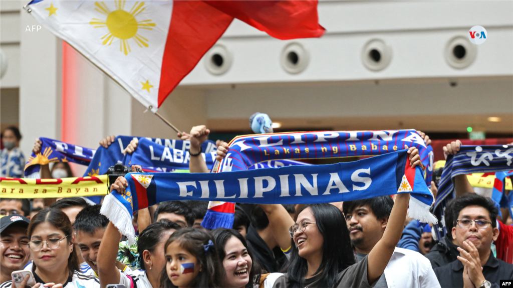 Fanáticos reaccionan durante una transmisión en directo del partido de fútbol entre Filipinas y Noruega, en Auckland, el 30 de julio de 2023, dentro de un centro comercial en Makati, Metro Manila.