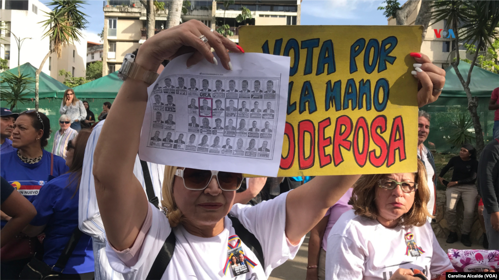 La militancia opositora elabora carteles artesanales que buscan orientar e informar a los ciudadanos sobre cómo votar. La líder, María Corina Machado, ha recorrido Venezuela dando a conocer al embajador retirado, Edmundo González Urrutia.&nbsp;
