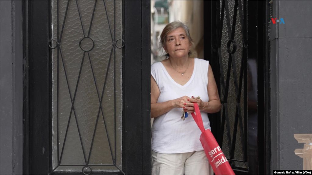 "A veces tengo que prohibirme de comer lo que tengo que comer para pagar mis impuestos", dice María Cristina, ciudadana argentina.