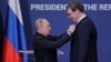 Presiden Rusia Vladimir Putin memberikan penghargaan Ordo Alexander Nevsky kepada Presiden Serbia Aleksandar Vucic setelah pertemuan mereka di Beograd, Serbia, 17 Januari 2019. (Foto: via Reuters)