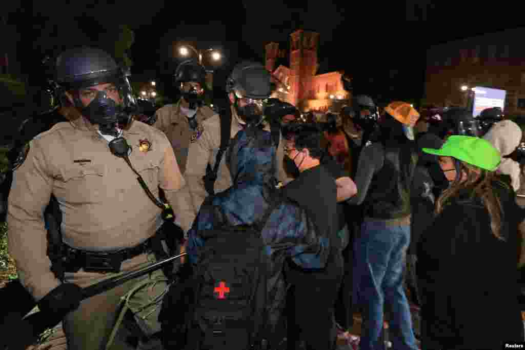 El Departamento de Policía de Los Ángeles dijo en su cuenta de X que estaba respondiendo a la solicitud de UCLA &quot;debido a múltiples actos de violencia dentro del gran campamento en su campus&quot;, para restablecer el orden y mantener la seguridad pública.