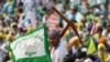 Seorang petani memegang bajak tiruan di tengah pertemuan besar dewan desa sebagai bagian dari protes petani yang menuntut jaminan harga yang lebih tinggi untuk hasil panen mereka, New Delhi, India, 14 Maret 2024. (Foto: REUTERS/Adnan Abidi)