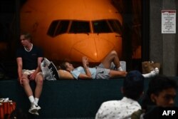 Los pasajeros esperan vuelos retrasados y cancelados fuera de la isla mientras miles de pasajeros quedaron varados en el aeropuerto de Kahului después de los incendios forestales en el oeste de Maui en Kahului, Hawái, el 9 de agosto de 2023.