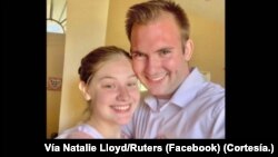 En esta imagen, captura de pantalla de un video, Davy y Natalie Lloyd. Los misioneros cristianos que fueron asesinados en Haití el jueves 24 de mayo de 2024 en Haití luego de haber sido secuestrados. [Foto vía Natalie Lloyd/Reuters (Facebook).