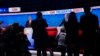 Fotógrafos toman fotos del presidente Joe Biden, a la derecha, y del candidato presidencial republicano, el expresidente Donald Trump, a la izquierda, durante una pausa en un debate presidencial organizado por CNN, el 27 de junio de 2024, en Atlanta.