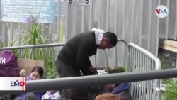 Migrantes improvisan nuevo campamento en garita fronteriza de Tijuana