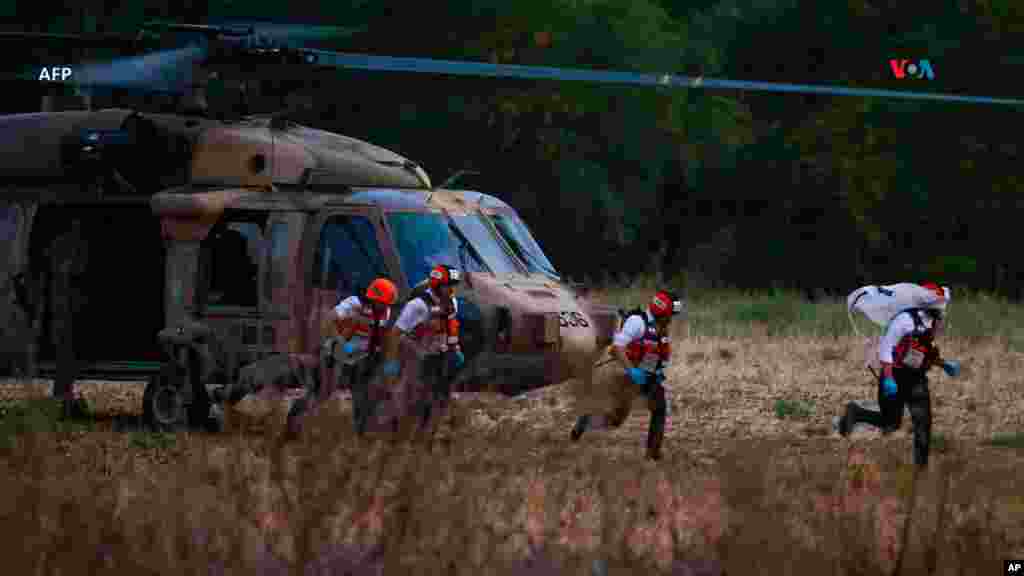 Equipos de rescate israelíes llegan para evacuar a un pueblo atacado, cerca de al ciudad sureña de Sderot, luego que un grupo militante palestino de Hamas lanzara un ataque sorpresa a gran escala.