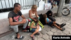Una familia de venezolanos recién llega a Esquipulas, Guatemala, el 16 de septiembre. [Fotografía Karla Arévalo/VOA]