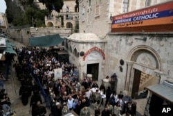 Umat Kristiani Palestina mengikuti Jalan Salib untuk memperingati penyaliban Yesus Kristus dalam perayaan Jumat Agung di Kota Tua Yerusalem, Jumat, 29 Maret 2024. (Foto: Leo Correa/AP Photo)