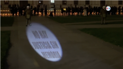 "No hay justicia sin memoria", se lee durante la vigilia de miles de chilenas realizaron una vigilia el domingo alrededor del Palacio Presidencial de la Moneda por el 50 aniversario del golpe militar.
