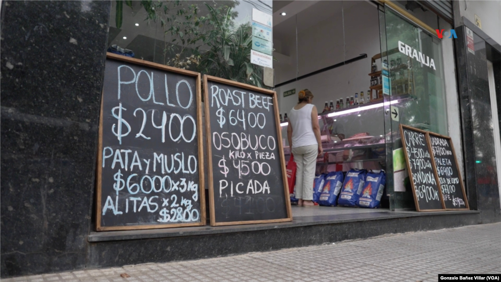 Una jubilada que vive sola y un profesional de la salud que vive con su esposa y su hija, tienen algo en común, pese a que no se conocen: la crisis los está obligando a cambiar sus hábitos alimenticios..