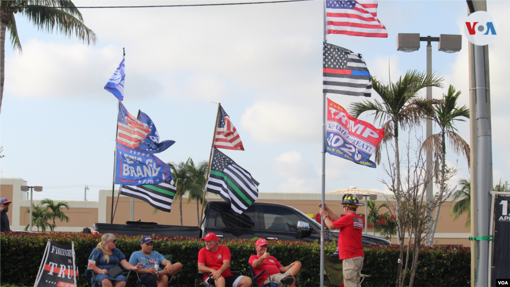 Un grupo inicial de manifestantes republicanos en apoyo a Trump en Palm Beach, el 3 de abril de 2023.