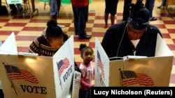 ARCHIVO - Mujeres votan en las elecciones presidenciales de Estados Unidos en Los Ángeles, el 4 de noviembre de 2008.