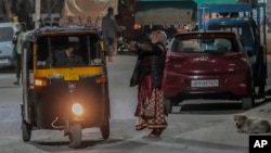 ARCHIVO: Una persona con problemas de salud mental deambula por una calle de Srinagar, en la Cachemira india, el 15 de mayo de 2023.