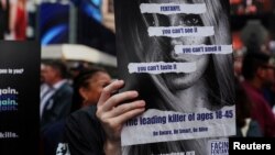 Una persona sostiene un cartel asistiendo a Facing Fentanyl, un grupo de concientización sin fines de lucro en el segundo Día Nacional de Concientización y Prevención sobre el Fentanilo en Times Square en la ciudad de Nueva York, el 21 de agosto de 2023. 