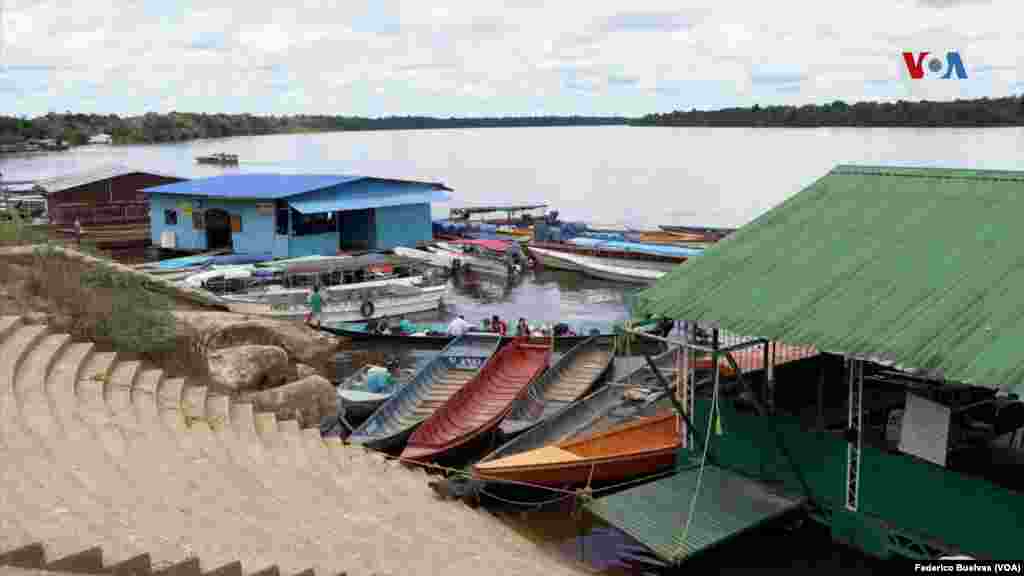 Para llegar a los cerros hay que tomar una lancha o barco rápido en Puerto Inírida. Un recorrido que puede durar aproximadamente dos horas por el río Inírida, afluente del Orinoco.&nbsp;
