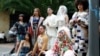 Diseñadores de moda en Bogotá llaman a reciclar con vestidos de materiales reutilizables 