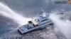 Ảnh chụp từ đoạn video do Cảnh sát biển Philippines quay cho thấy tàu tàu BRP Bagacay của họ bị các tàu cảnh sát biển Trung Quốc phun vòi rồng gần bãi cạn Scarborough trên Biển Đông. (Cảnh sát biển Philippines/AFP)