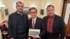 De izquierda a derecha: Serhii Gadarzhi, que perdió a su esposa y a su hijo en un ataque con drones en Odesa, Ucrania, el presidente de la Cámara de Representantes de EEUU, Mike Johnson, y Pavlo Unguryan, exdiputado de Ucrania.