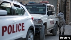 Un agente de la Policía Nacional de Haití custodia el frente de la casa del primer ministro de Haití, Ariel Henry, en Puerto Príncipe, el 29 de enero de 2023.
