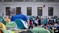 Un manifestante estudiantil vuela una cometa dentro del campamento de protesta en el campus de la Universidad de Columbia, el 29 de abril de 2024, en Nueva York.