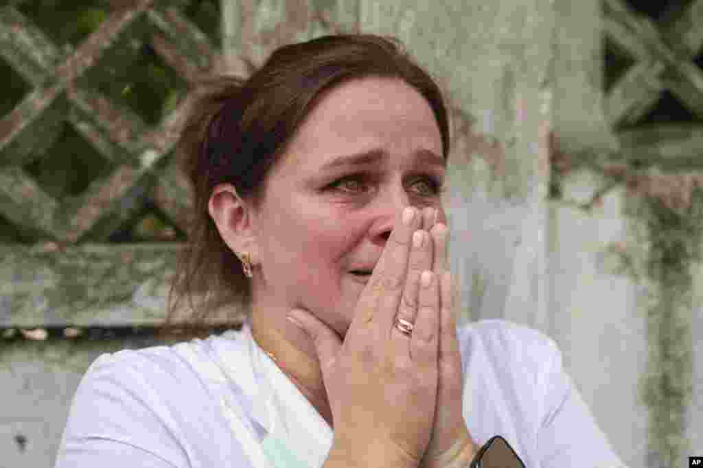 Una mujer reacciona cerca del hospital infantil Okhmatdyt alcanzado por misiles rusos, en Kiev, Ucrania, el lunes 8 de julio de 2024. (Foto AP/Evgeniy Maloletka)
