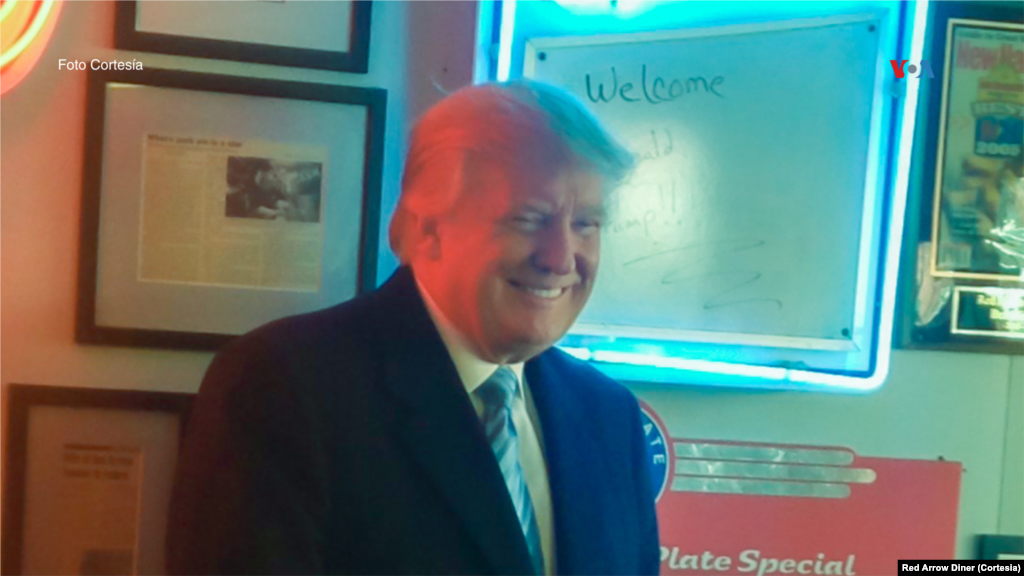 El expresidente de EEUU, Donald Trump, sonríe mientras posa para una foto durante una visita al Red Arrow Diner.