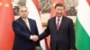 Predsjednik Kine Xi Jinping rukuje se sa premijerom Mađarske Viktorom Orbanom, u Pekingu, Kina, 8. jula 2024.