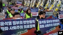 Anggota Asosiasi Medis Provinsi Gyeonggi melakukan unjuk rasa menentang kebijakan medis pemerintah di dekat kantor kepresidenan di Seoul, Korea Selatan, 13 Maret 2024. (Foto: AP)