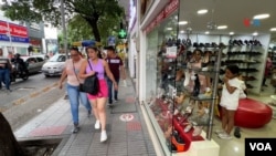 Centro comercial. Cúcuta, Colombia. Residentes locales caminan a lo largo de una zona comercial. [Sergio León/Pixammo]