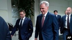 El presidente de la Cámara de Representantes de EEUU, Kevin McCarthy, republicano por California, camina hacia su oficina después de reunirse con la conferencia republicana de la Cámara en el Capitolio, el martes 30 de mayo de 2023, en Washington. (Foto AP/José Luis Magaña)