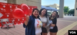 No solo peruanos disfrutaron de la gastronomía peruana, esta familia de origen salvadoreño compartieron un día de alegría y fiesta peruana. El domingo 11 de junio de 2023 se celebró el festival gastronómico Taste of Peru, en Washington, capital de EEUU. [Foto: Mitzi Macias, VOA]
