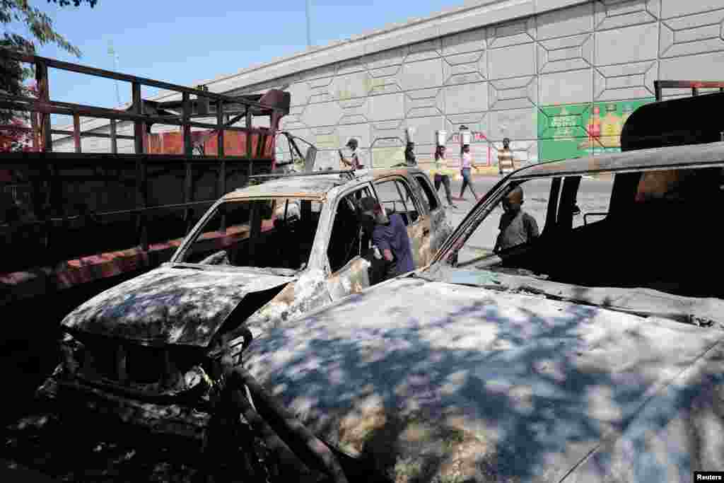 Vehículos que fueron incendiados por bandas armadas el lunes por la noche se ven afuera de la subcomisaría Carrefour de l&#39;Aeroport de la Policía Nacional de Haití (PNH), en Puerto Príncipe.