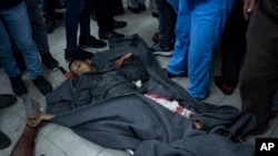 Palestinos heridos en bombardeos israelíes contra la Franja de Gaza son trasladados a un hospital en Rafah, en el sur de Gaza, este 24 de enero.