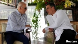 ARCHIVO - El presidente de EEUU, Joe Biden, habla con el primer ministro español, Pedro Sánchez, mientras los líderes visitan un área de siembra de manglares como parte de la Cumbre del G20 en Denpasar, Bali, Indonesia, el 16 de noviembre de 2022. Dita Alangkara/Pool vía REUTERS