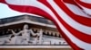 ARCHIVO - Una bandera estadounidense ondea afuera del edificio del Departamento de Justicia en Washington, el 22 de marzo de 2019.