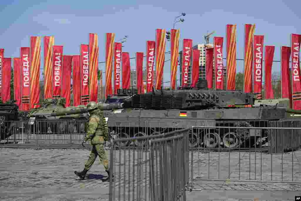 Un soldado ruso pasa junto a un tanque Leopard 2A6 que perteneció al ejército ucraniano.&nbsp;Las autoridades rusas han criticado los suministros de armas y equipo militar occidentales a Ucrania, presentándolos como evidencia de la participación directa de la OTAN en los combates. Al mismo tiempo, el presidente ruso Vladimir Putin ha declarado repetidamente que los suministros militares occidentales a Kiev no cambiarían el curso del conflicto ni impedirían que Rusia logre sus objetivos.
