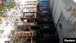 俄军被指夜间炮击乌克兰城市赫尔松的公寓楼。（2023年8月7日）