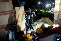 2일 캘리포니아 주립 로스앤젤레스 대학교(UCLA)에서 경찰이 친팔레스타인 시위대가 설치한 장벽을 돌파하고 있다.