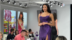 Desfile de trajes de ‘prom’ durante el evento nacional de vestidos y accesorios para graduación en Atlanta. [Foto: Nathaly Salas Guaithero]