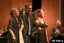 Từ trái: Hila Plitmann, Teresa Mai, Pianist Robert Thies và Danaë Xanthe Vlasse cùng nhạc trưởng Ryan Ross.