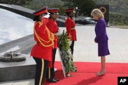 La primera dama de EEUU, Jill Biden, coloca una ofrenda floral en un monumento en la capital de Namibia a los héroes de la independencia del país africano.
