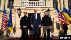 Entre sirenas de ataque aéreo y total secreto, presidente Biden realiza una visita sorpresa a Ucrania, el 20 de febrero de 2023