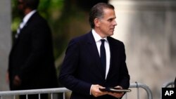 Hunter Biden sale del tribunal federal el 10 de junio de 2024 en Wilmington, Delaware. Las deliberaciones del jurado continúan el martes en su juicio por cargos federales de armas de fuego.