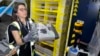 Radnici u Amazon centru u Woodland parku u New Jersey-u (Foto: AP/Ted Shaffrey)