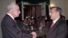 Presiden Bolivia saat itu, Hugo Banzer (kiri), menjabat tangan Duta Besar AS untuk Bolivia Victor Manuel Rocha, dalam sebuah acara di La Paz, pada 3 Agustus 2000. (Foto: Reuters)