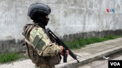 Militar patrulla las calles de Guayaquil, Ecuador, enero de 2024.